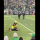 Illustration for article titled Oregon Ducks Player Tackles Idiot On The Field